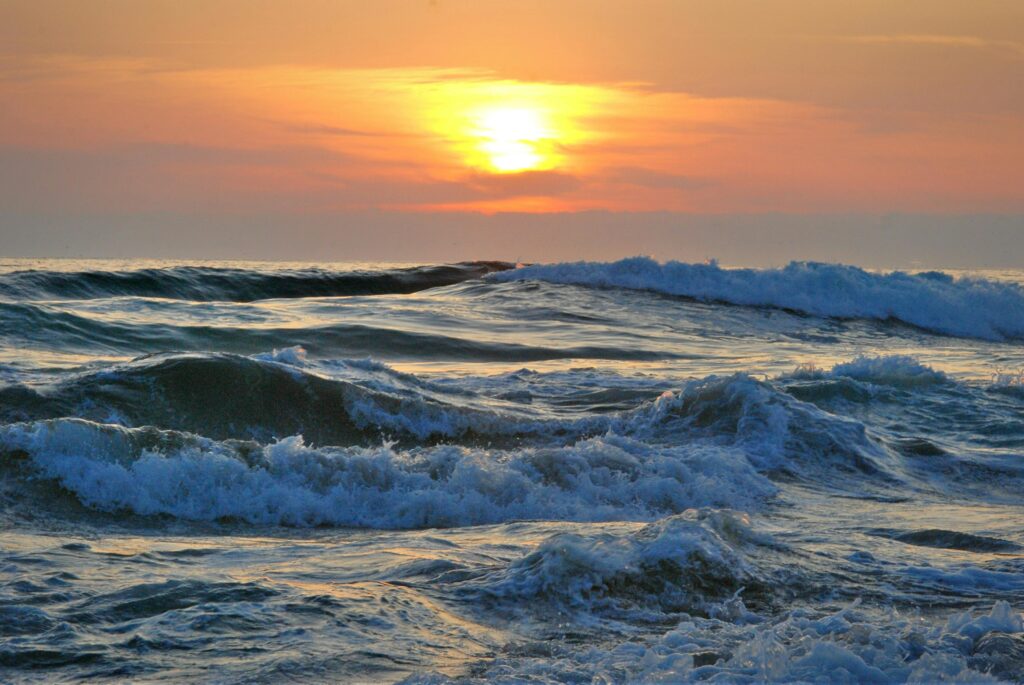 Vibrant sunset over ocean waves on the Chilean coast, showcasing a beautiful seascape.
